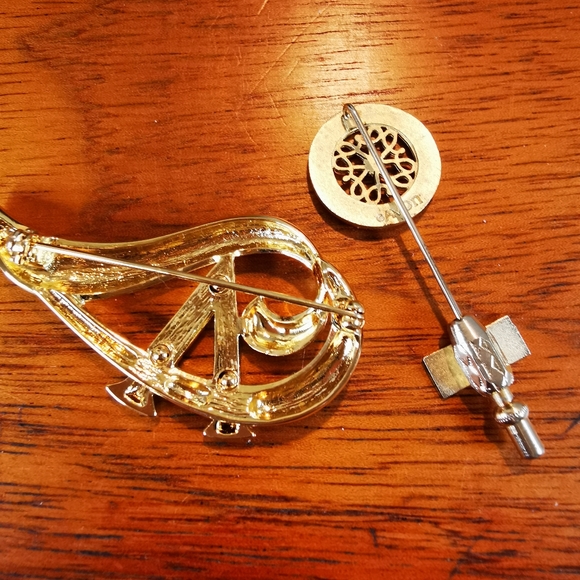 Pair of Vintage Avon President's Club Pins 1983 and '96-'97 - Picture 5 of 11